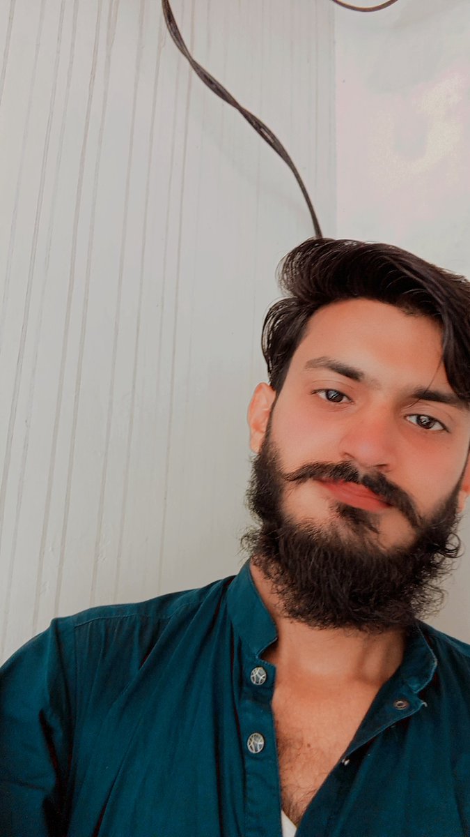 دنیا کے ہجوم میں اکیلا سا ہو گیا
مسکرایا سب کے لیے، مگر اندر سے کھو گیا

زندگی کے سفر میں جیت بھی ملی، ہار بھی
پر دل سکون ڈھونڈتا رہا، ہر بار بھی

اب خواب نہیں دیکھتا، حقیقت کا قیدی ہوں
وقت کے احترام میں، خاموش کھڑا رہتا ہوں

#اردو_زبان 
#قومی_زبان