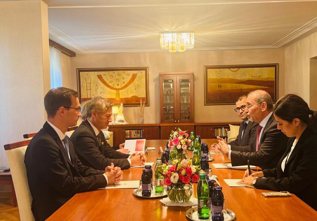 يلتقي الآن نائب رئيس الوزراء ووزير الخارجية وشؤون المغتربين أيمن الصفدي <a href="/AymanHsafadi/">Ayman Safadi</a>، رئيس وزراء جمهورية سلوفينيا روبرت غولوب، وذلك خلال مشاركته في منتدى بليد الاستراتيجي العشرين في سلوفينيا.

#الأردن 
#سلوفينيا 

🇸🇮🇯🇴