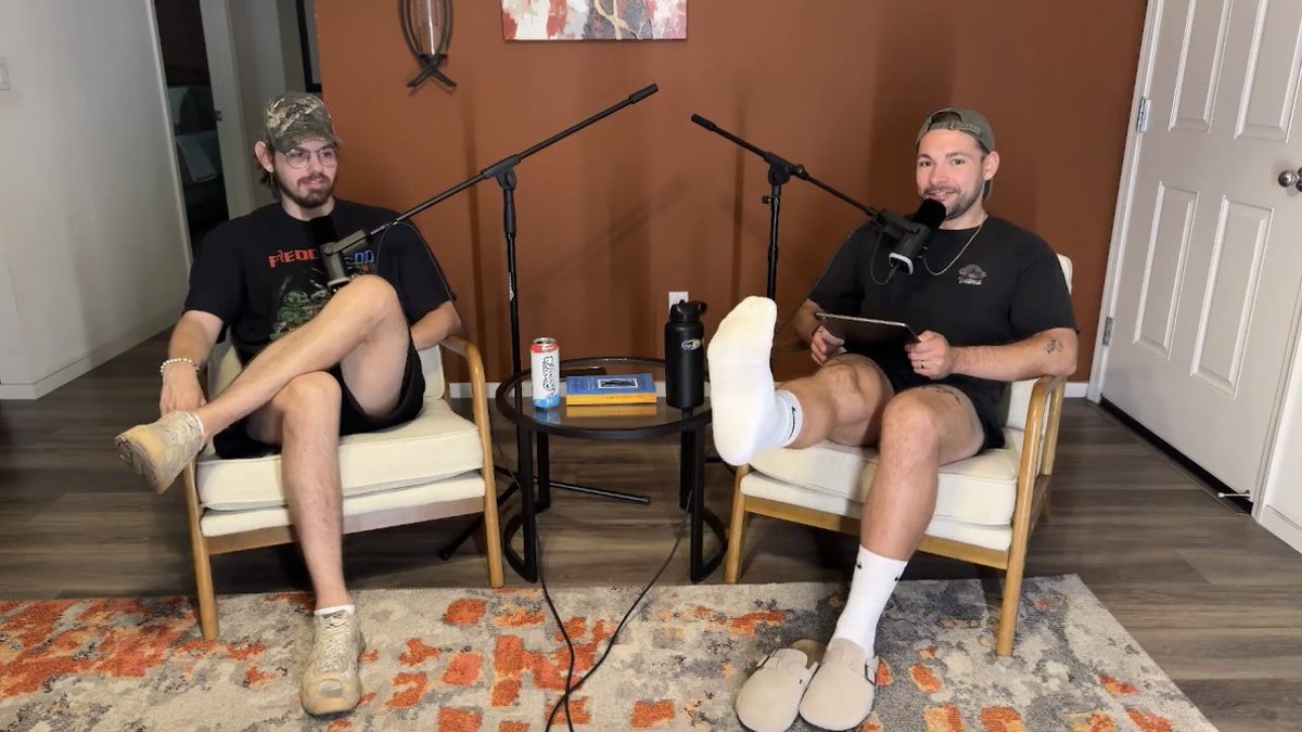 chefcram_'s tweet image. Interesting frame from this week’s upcoming @learncurvepod episode where, I kid you not, the topics of open relationships and age gap relationships come up. Anyways, linktr.ee/learningcurvep… ^_^