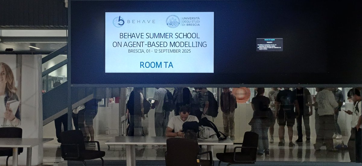 BehaveLab_unimi's tweet image. Today, first day of our @LaStatale @unibs_official summer school on #ABM agent-based modelling in #Brescia! 52 students, 7 faculty staff, 3 invited lectures, two weeks of #computational #simulation models with @netlogo!