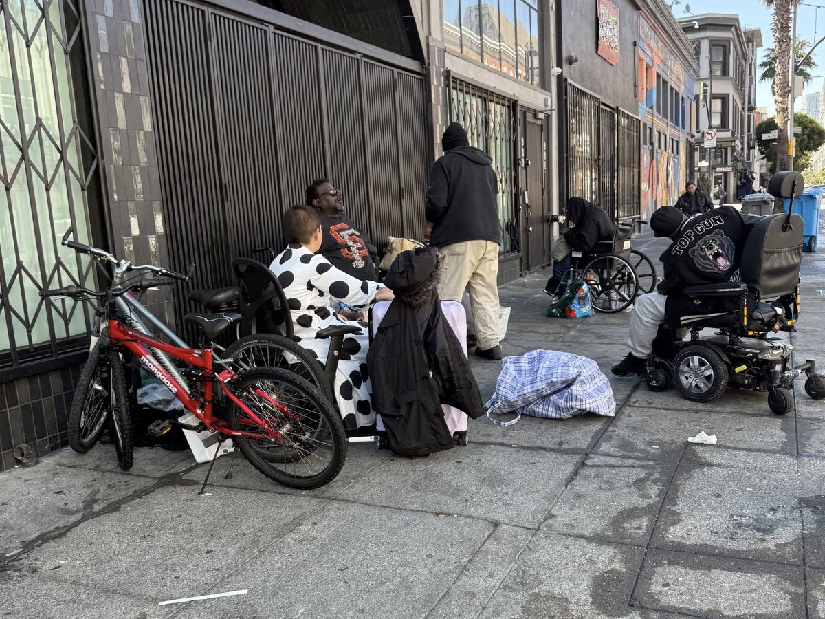 Blocking the whole sidewalk at Mission at 6th <a href="/SF311/">SF311</a> <a href="/SFPD/">San Francisco Police</a> <a href="/DanielLurie/">Daniel Lurie 丹尼爾·羅偉</a>