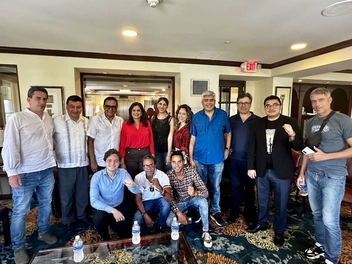 #Honduras los invitados internacionales mantuvimos una reunión con la candidata a Presidenta #RixiMoncada <a href="/riximga/">Rixi Moncada</a> , aquí se respira Patria Grande, esto no se acaba #RixiPresidenta