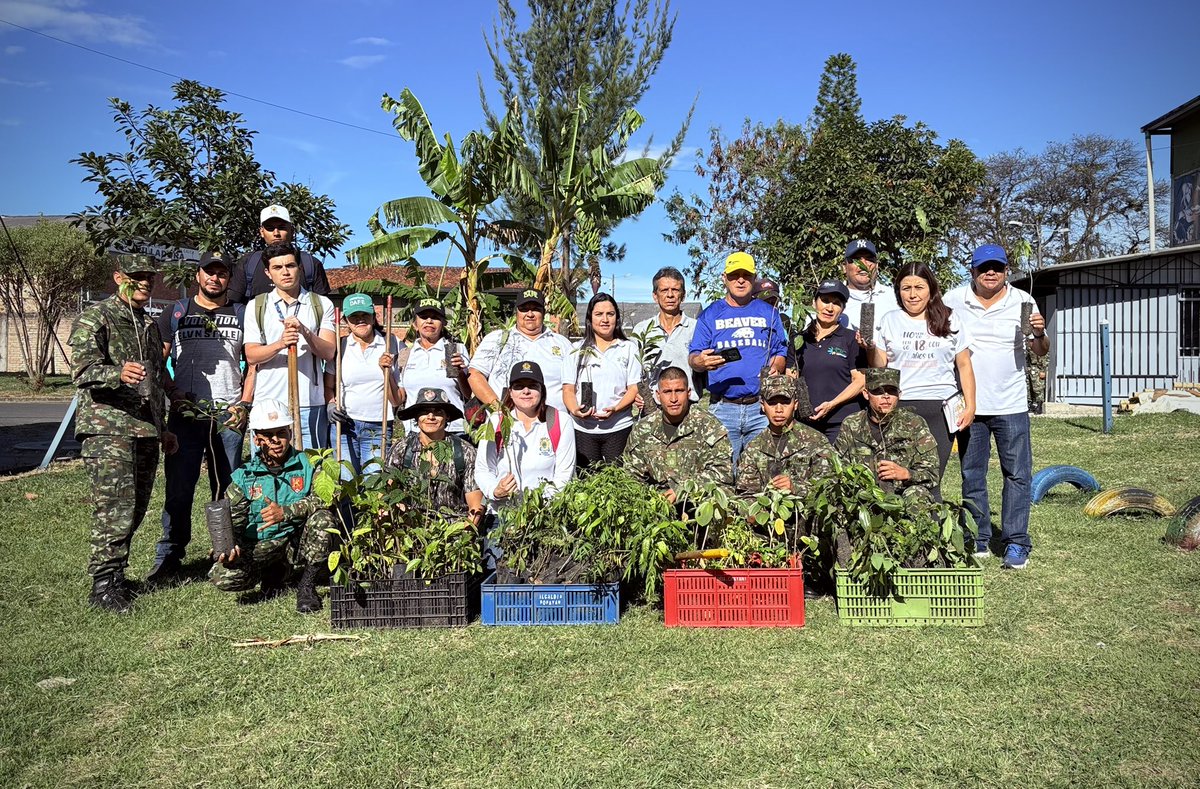 CRCcauca's tweet photo. 🌳💚 ¡Sembramos vida en San Eduardo!
En alianza con #SecDAFE, la JAC San Eduardo Primera Etapa, Batallón Bifra56, estudiantes de Ingeniería Forestal #Unicauca y Red Jóvenes de Ambiente, la #CRC continúa fortaleciendo la conciencia ambiental y la recuperación de espacios verdes. https://t.co/NMmmYXW4tM