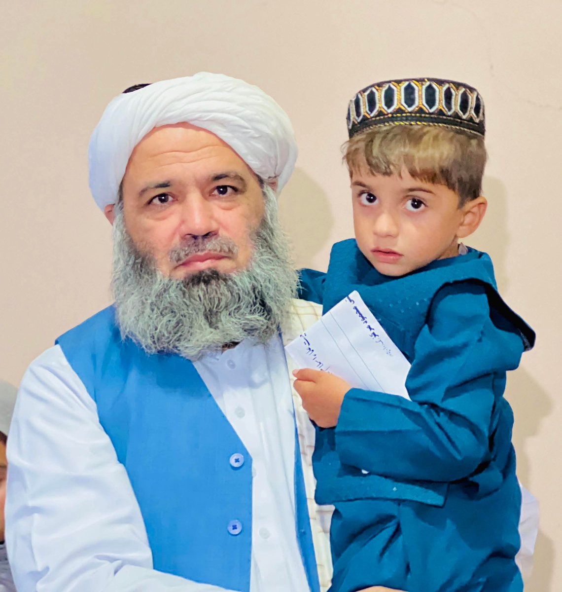 ( مانسہرہ بگڑو نیل بن )"سیلاب کی بے رحم موجوں نے ایک ننھے سے بچے کی دنیا اجاڑ دی۔ ماں کی گود، باپ کا سایہ، بہن بھائی اور پوار خاندان چھین لیا، بس یہ معصوم اکیلا رہ گیا۔ سنیٹر مولانا عطاء الحق درویش نے اسے گود میں اٹھایا، لیکن اس کی خاموش چیخیں دل چیرتی ہیں۔