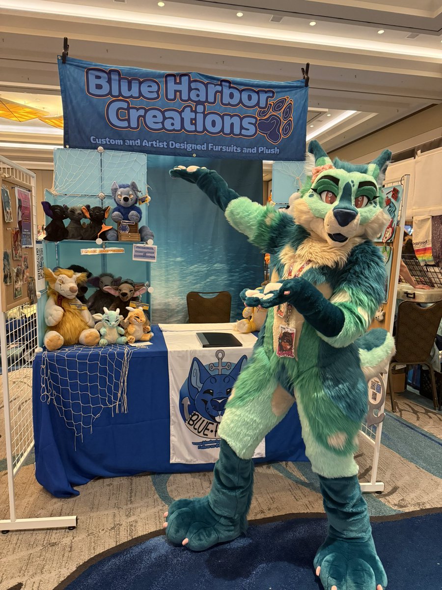 BlueHarborC's tweet image. Look who made a guest appearance at the table!  Come say hi and get some hugs 💚 -Prim