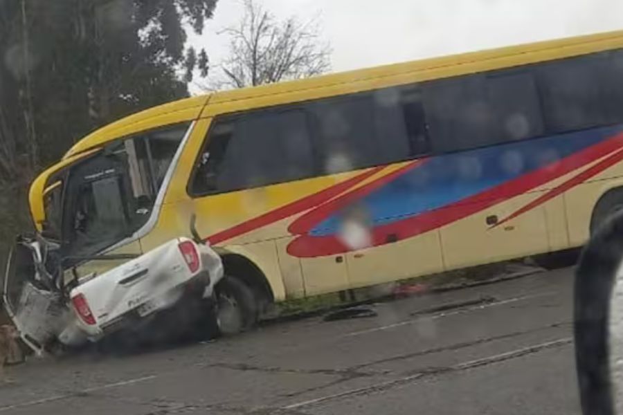 Las autoridades han restringido el uso de la ruta por accidente en Ancud ⬇️ radioua.cl/regionales/dos…