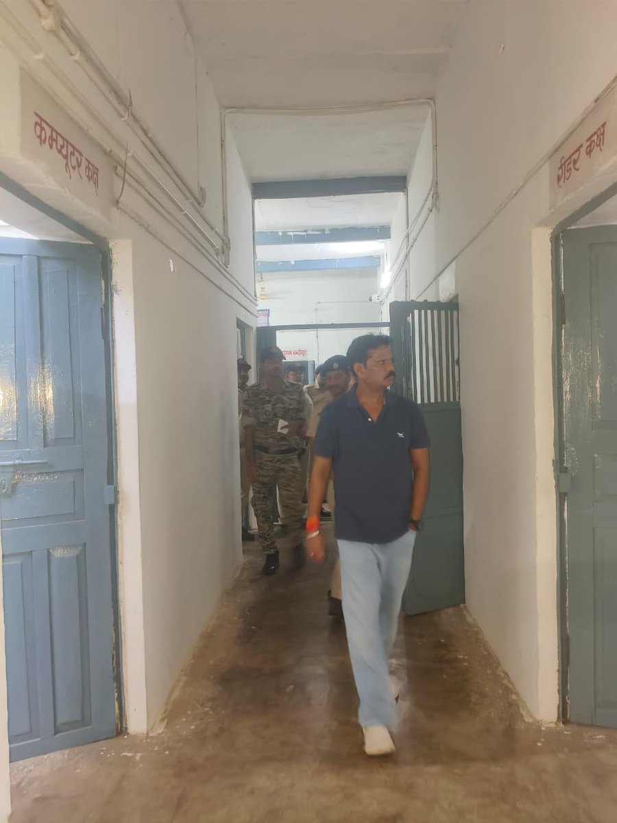 डीआईजी छतरपुर रेंज श्री ललित शाक्यवार ने थाना ओरछा, जिला निवाड़ी का किया आकस्मिक निरीक्षण, 

थाना परिसर में भ्रमण कर सीसीटीवी कैमरा सहित अन्य उपकरण, रिकॉर्ड रूम, हवालात, कंप्यूटर सिस्टम में फीडिंग डाटा किया चेक

<a href="/mohdept/">Home Department, MP</a>
<a href="/DGP_MP/">DGP MP</a>
<a href="/MPPoliceDeptt/">Madhya Pradesh Police</a>
<a href="/JansamparkMP/">Jansampark MP</a> <a href="/igpsagarzone/">IG Sagar Zone</a>