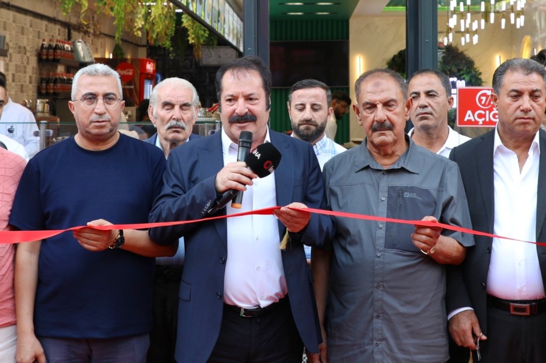 Yönetim Kurulumuz; Eylül Çorba'nın açılış törenine katılarak, İş Yeri Siftah Sertifikası takdim etti.

Açılışta konuşan Başkan Vekilimiz Fevzi Çeliktaş;

🔷 Van Ticaret ve Sanayi Odası olarak böyle açılışlarda gerçekten çok mutlu oluyoruz. Çünkü burada çalışan insanlar maaş