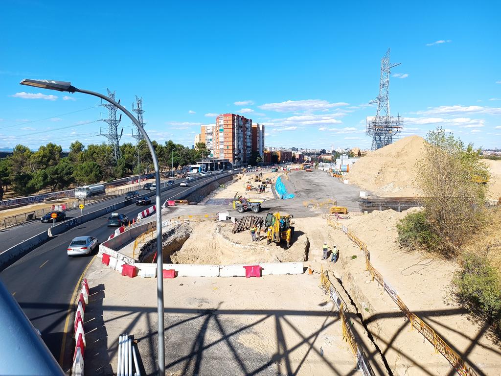 Madrid Distrtito Latina (@listasocialista) on Twitter photo Sigues las obras de <a href="/SeguimosObrasA5/">Seguimos Obras A5</a> .
La altura de la losa d hormigón es de aproximadamente 1 metro o algo más. Le llega a los obreros por el pecho. Sigues las obras de <a href="/SeguimosObrasA5/">Seguimos Obras A5</a> .
La altura de la losa d hormigón es de aproximadamente 1 metro o algo más. Le llega a los obreros por el pecho.