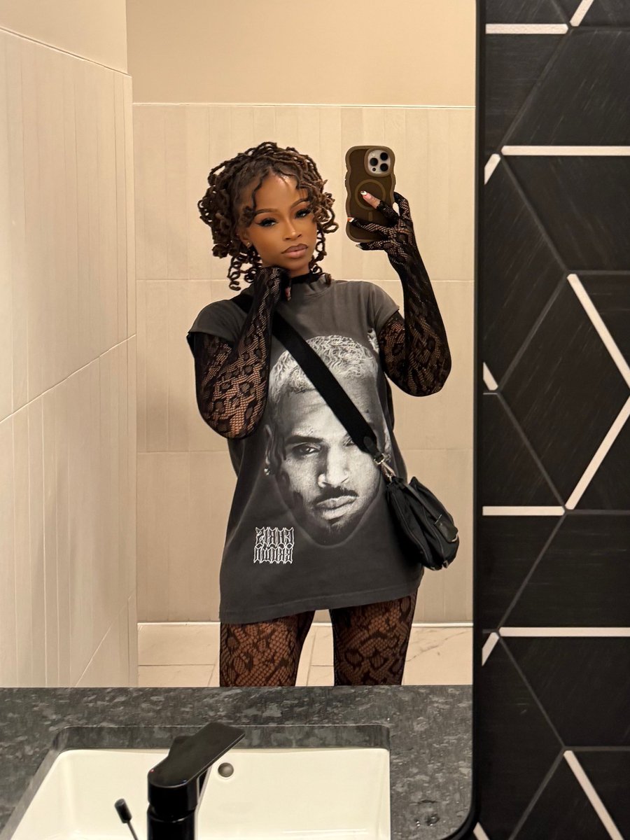 _monizzy's tweet image. 🪞