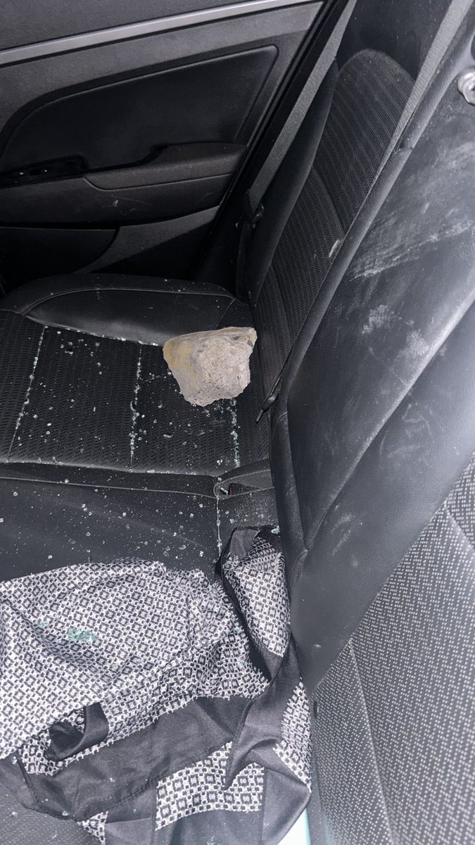 Cuatro delincuentes en igual número de motores trataron de asaltar a mi hija a las siete de la noche cuando llegaba a su residencial de Ciudad Real ll en la avenida República de Colombia. Uno de los desconocidos la embistió con el motor por la parte trasera y, ante la