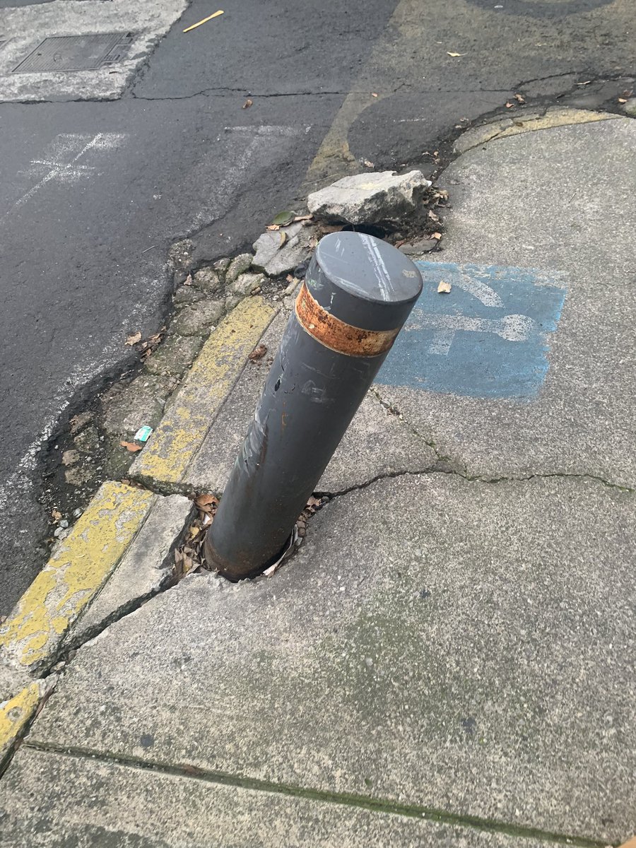 Se solicita reparación y reposición de bolardos en esquina de Murillo y Leonardo Da Vinci tirados por camiones de ruta 57 <a href="/AccionesBJ/">Acciones BJ</a> <a href="/LuisMendozaBJ/">Luis Mendoza Acevedo</a> <a href="/SOBSECDMX/">Secretaría de Obras y Servicios CDMX</a> <a href="/MixcoacAvanza/">MIXCOAC avanza contigo</a> <a href="/LaSEMOVI/">Secretaría de Movilidad CDMX</a>