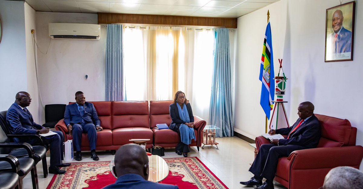 anoh_emma's tweet image. Très honorée de présenter aujourd’hui ma lettre de créance à S.E Mr Edouard BIZIMANA, @MAEBurundi en tant que nouvelle Représentante Résidente du @PNUDBurundi. J’ai réaffirmé l’engagement du PNUD à soutenir le Gouvernement et les populations Burundaises #ODD 
@ahunnaeziakonwa