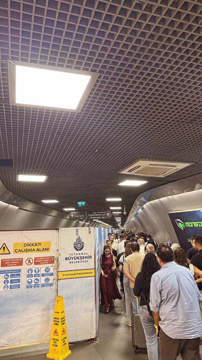 Yaşlı, hamile ve engelli insanlar da Gayrettepe geçitini kullanıyorken; yürüyen merdiven gibi basit bir şeyin tamirini bile aylardır yapamadınız. Üstüne de yürüyen merdiveni kaldırmışsınız.
Sizin siyasi çıkarlarınız yüzünden vatandaşa eziyet çektirmeye ne hakkınız var?