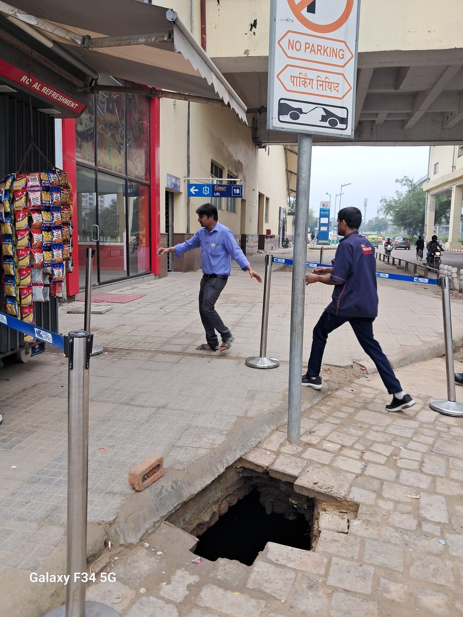 muditnmathur's tweet photo. @VishalBhargava5 Sector 54 metro station today morning even before the rains started .... https://t.co/i9qA0RjWwm