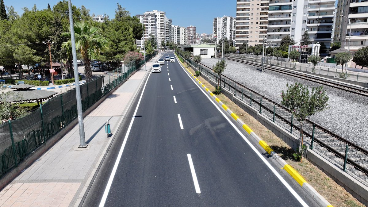Buradayım ama Aklım Adana’da. Alparslan Türkeş Bulvarı asfaltı yenileniyor. Sizlere hayırlı ve feda olsun.