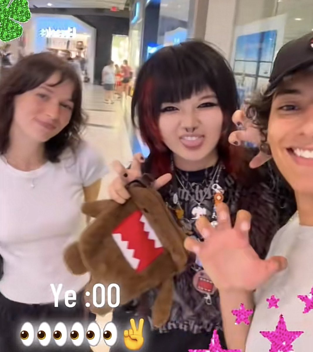 SlushySource's tweet image. Beth from Hot topic speaks out (via spookylovebot)