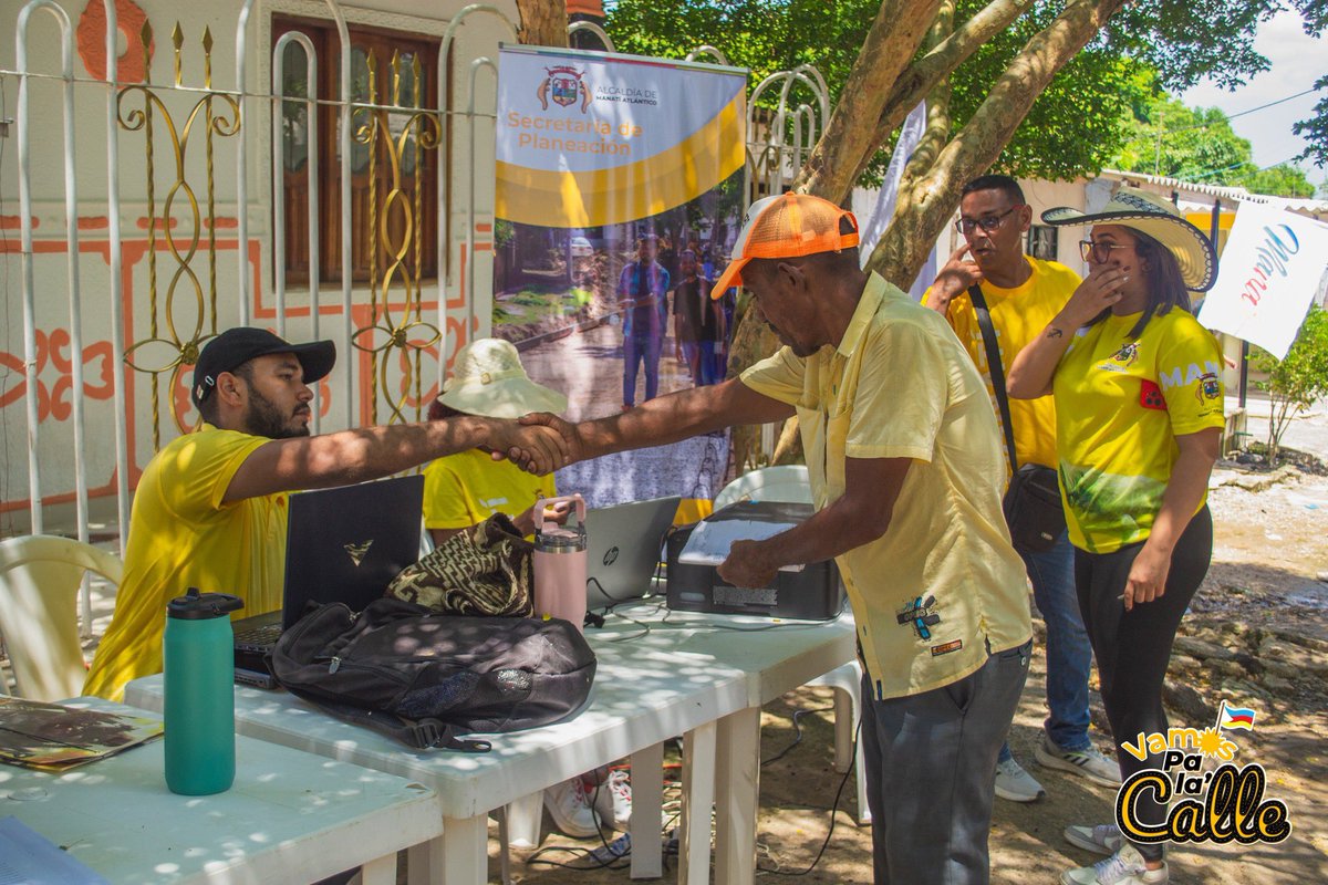 alcaldiamanati's tweet photo. La Alcaldía de Manatí llegó a la vereda #VillaJuana con atención integral para todos los manatieros. Llevamos salud, servicios y soluciones a la comunidad.
¡Un gobierno cercano, que recorre el territorio! 🚶♀️🤝
#VamosPaLaCalle 💛✨ https://t.co/NG7NfO7gQe