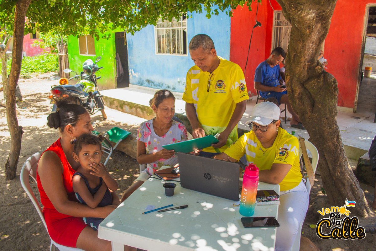 alcaldiamanati's tweet photo. La Alcaldía de Manatí llegó a la vereda #VillaJuana con atención integral para todos los manatieros. Llevamos salud, servicios y soluciones a la comunidad.
¡Un gobierno cercano, que recorre el territorio! 🚶♀️🤝
#VamosPaLaCalle 💛✨ https://t.co/NG7NfO7gQe