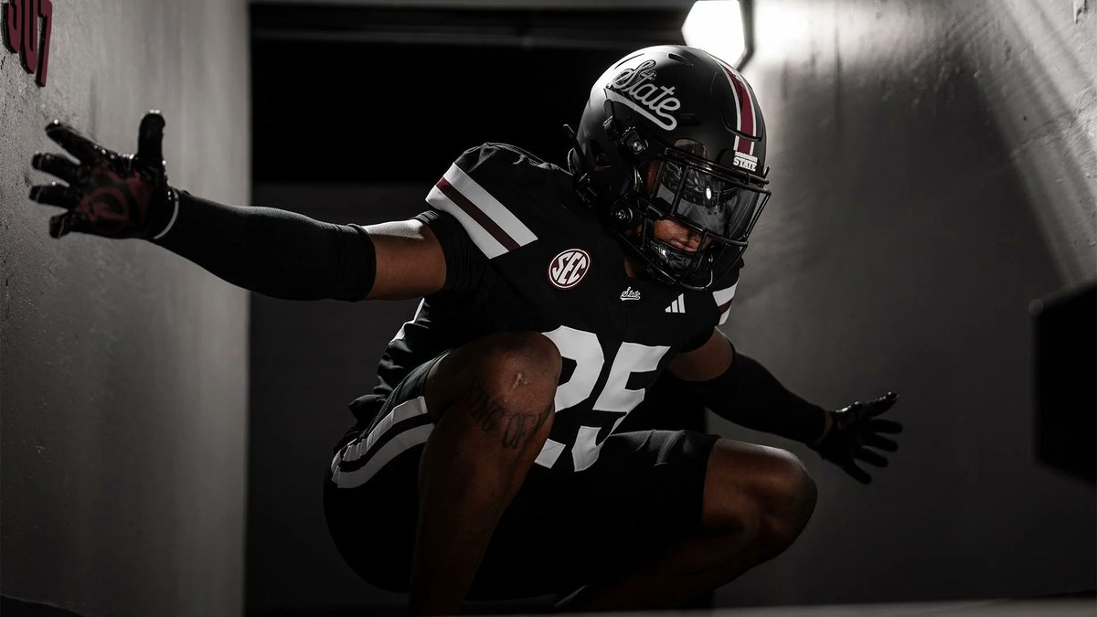 hailstateunis's tweet image. This Saturday, @HailStateFB (📸) will wear 𝐛𝐥𝐚𝐜𝐤 for the 𝟗𝐭𝐡 time in program history as they take on ASU!

Dispelling any notions that State doesn't play well in black - the Bulldogs are 𝟔-𝟐 all-time in black, with 𝟔 straight wins dating back to 2011.

#HailState🐶🏈