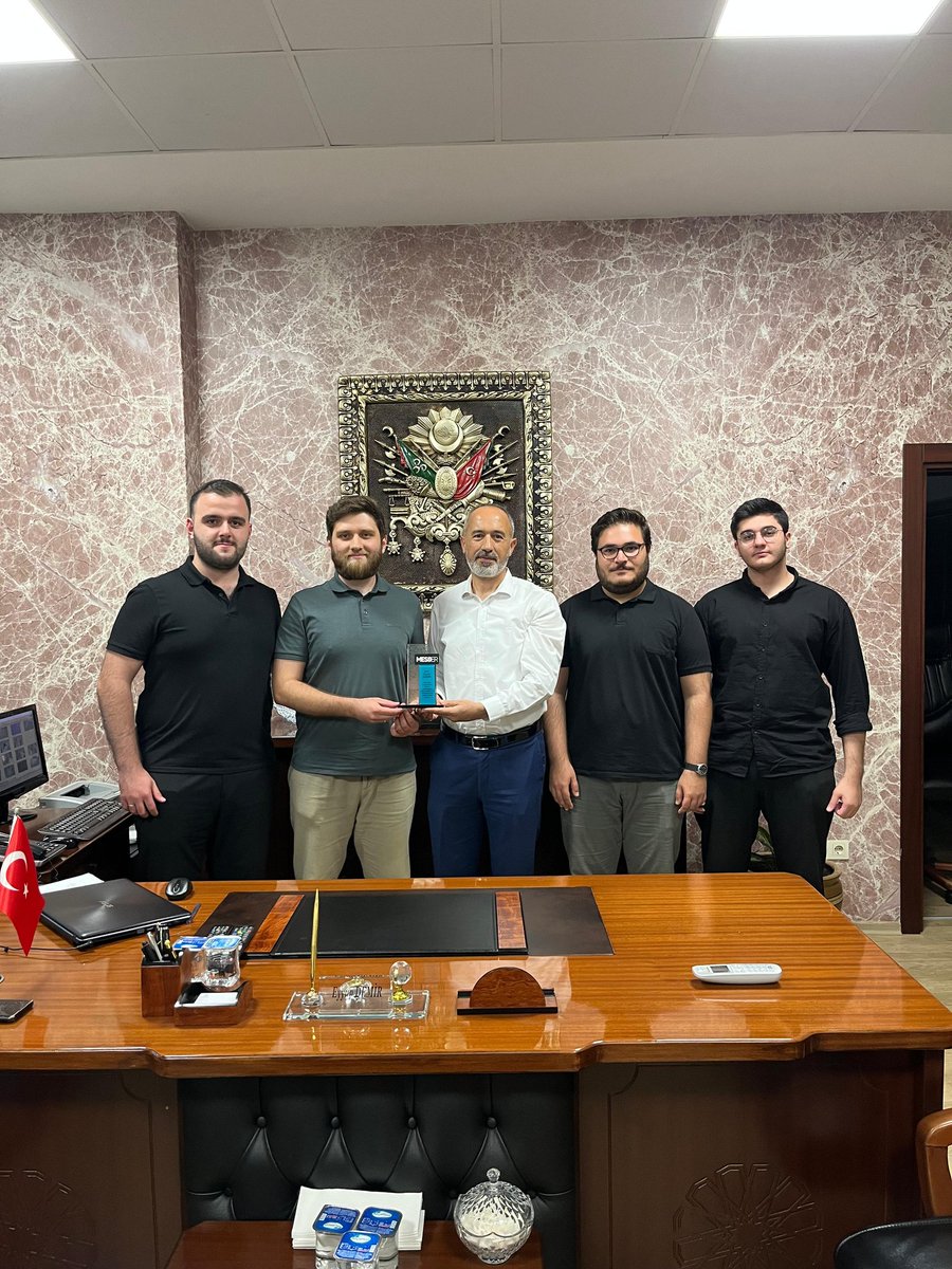 Yönetim ekibi olarak okulumuzun yeni müdürü Eyyub Demir hocamızı dönem öncesinde ziyaret ettik. Hocamıza muhabbetleri ve destekleri sebebiyle teşekkürü bir borç biliriz. Yeni dönemde nice güzel çalışmada buluşmak dileğiyle...