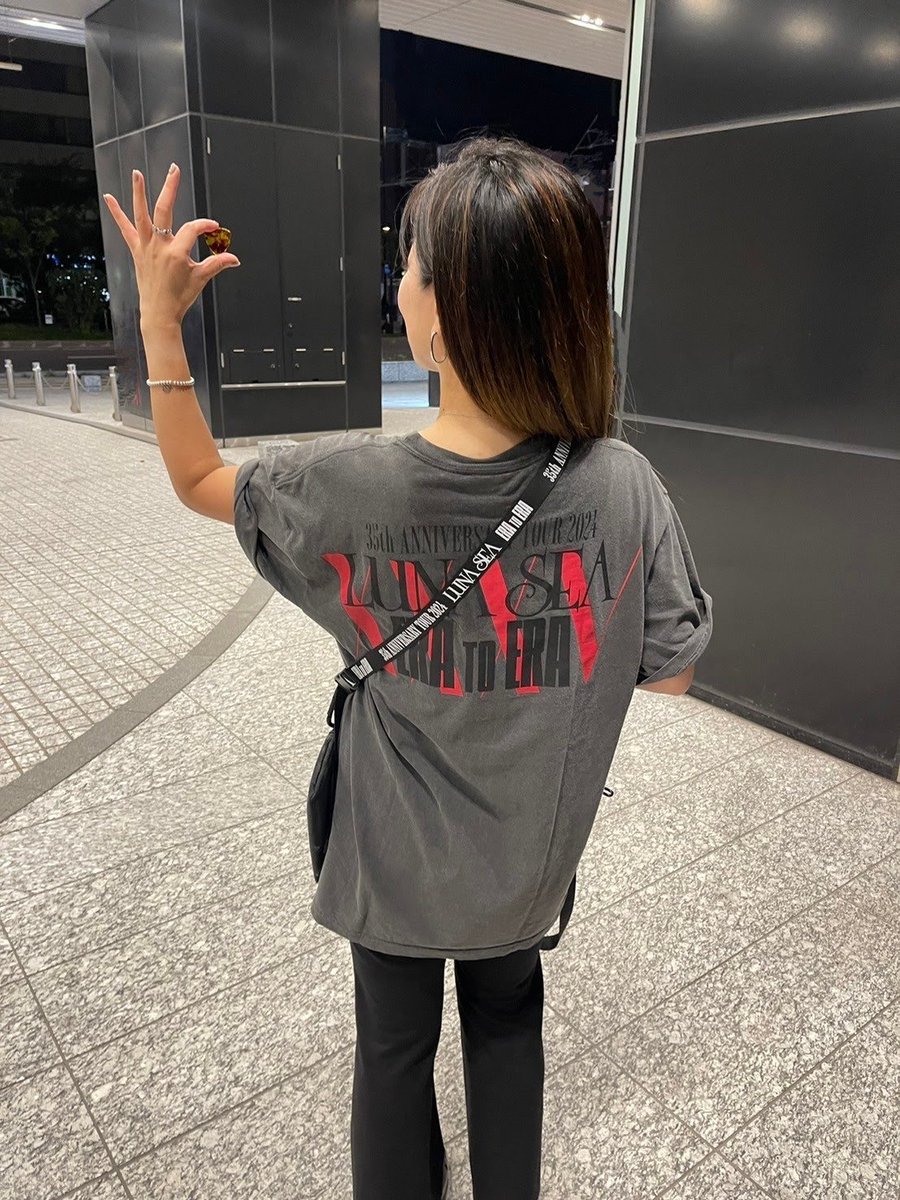 札幌エラエラから1年
じぇーさん近いと肉眼優先でいつもこう

今までで1番FOREVER &amp; EVER泣いた😢
と思ったらその後の東京ドームはもっと泣いた

汗だくだから袖まくりしてるんじゃなくて
実はじぇーさんのマネしてました！

明日はラストチーチー行くぜ！🔥

#LUNASEA 
#wumf