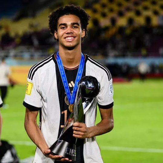 🔴⚫️ Ieri tutti volevano #Leoni, ed oggi si critica David #Odogu. Stessa età, stesse partite. Io sono contento di non aver preso un morto come #Gomez o un bollito come #Akanji. Il #Milan oggi aveva bisogno di più esperienza, ma un giovane talento strapagato con coraggio mi piace.