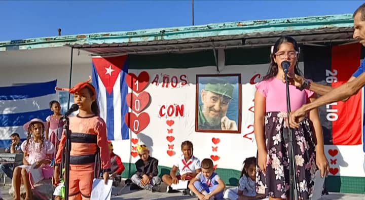 🏫 En La Sierpe, tal como se previó, de fiesta las 19 instituciones educativas de las diferentes enseñanzas este primero de septiembre durante el inicio del curso escolar 2025 2026.   
#RegresoALasAulas 
#SanctiSpíritusEnMarcha
<a href="/DiazCanelB/">Miguel Díaz-Canel Bermúdez</a> 
<a href="/DeivyPrezMartn1/">Deivy Pérez Martín</a> <a href="/AlexisLorente74/">Alexis Lorente Jiménez</a>