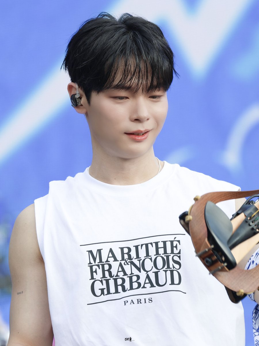 250823 카스쿨페스티벌 #신예찬

어떤 바이올리니스트가 농담곰이지요 ?