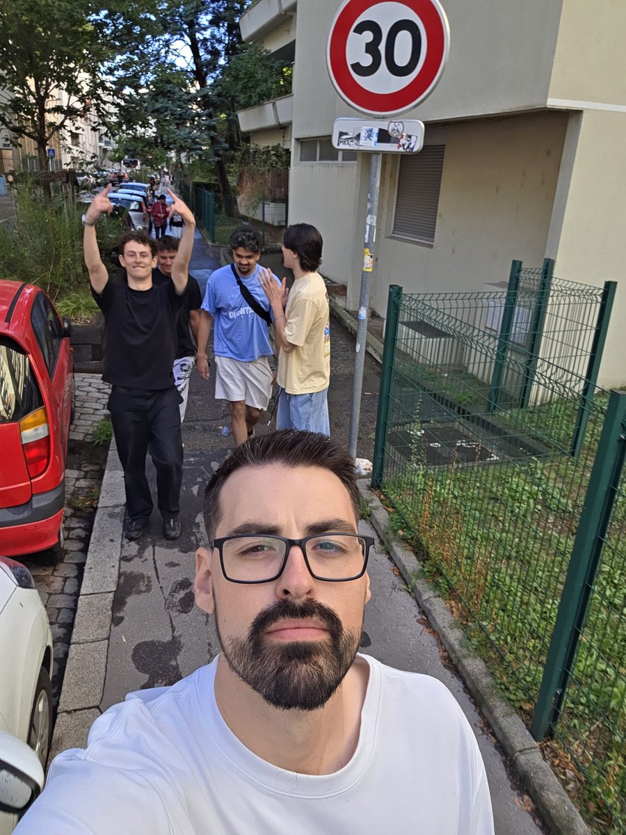 SIM cards sorted. 

IRL streaming Lyon soon.