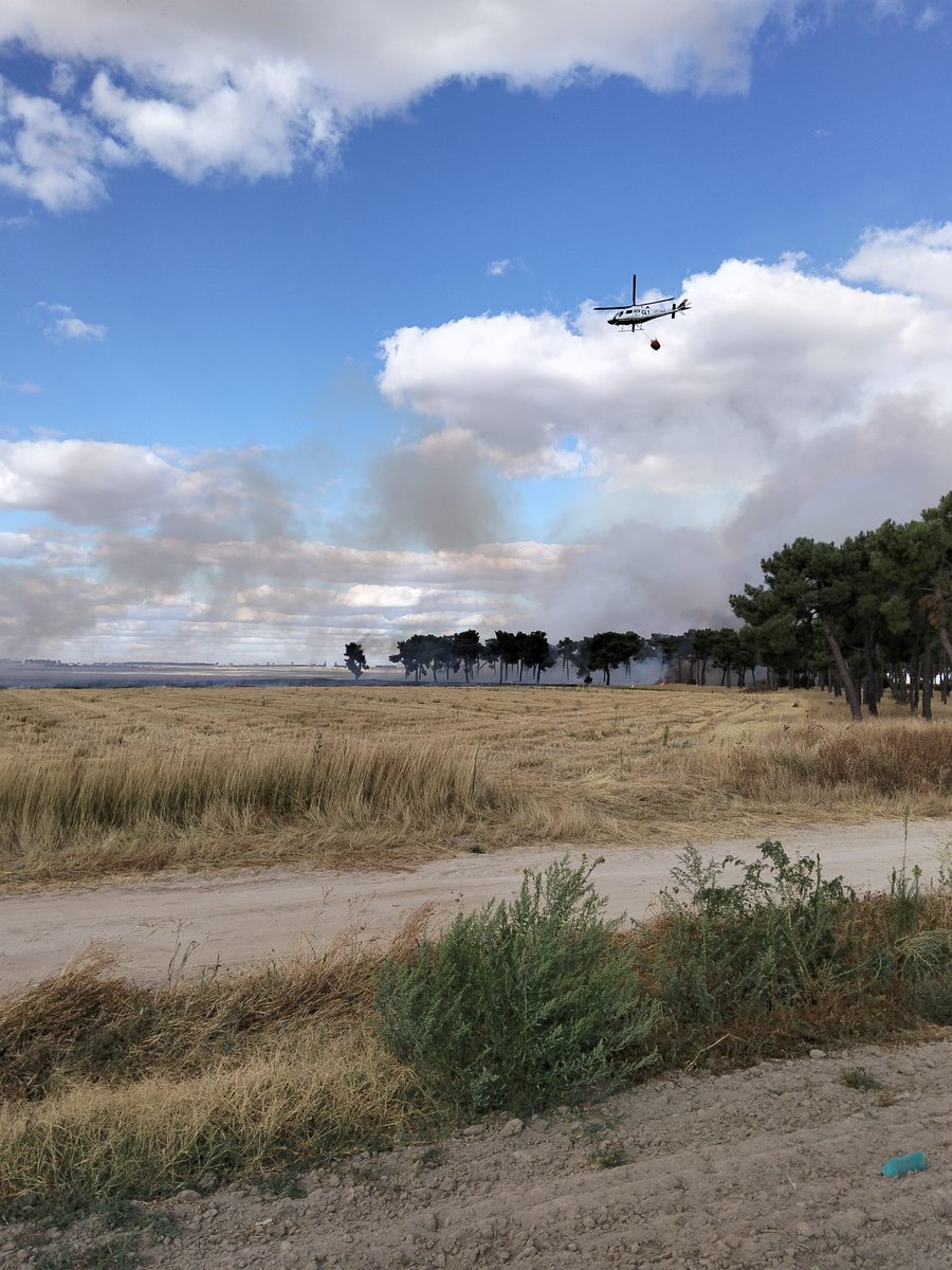 18:15 Incendio entre Donjimeno y Fuente el sauz Ávila 

Medios de Segovia y Ávila actuando en el lugar.