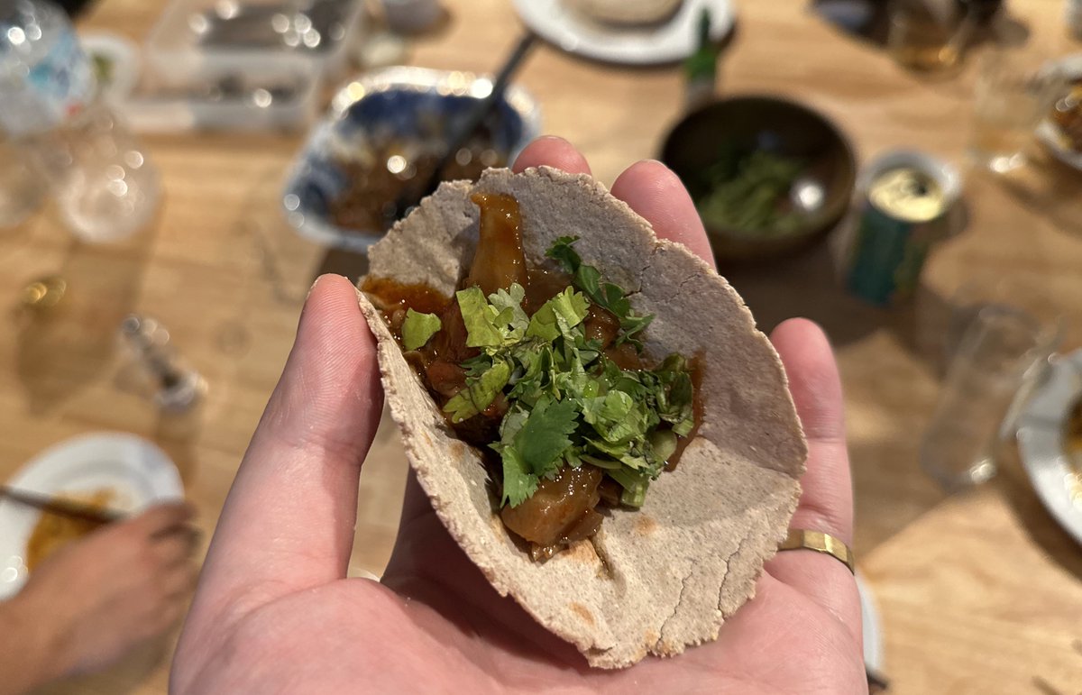 バズったラム串をずっと擦っている。無論タコパも例外ではない🌮タコス生地にラム串とパクチーを挟んで引き抜くとラムタコスの出来上がり(すぐ食べたので写真なし)うえだくんの熊肉タコス美味しかったなあ！