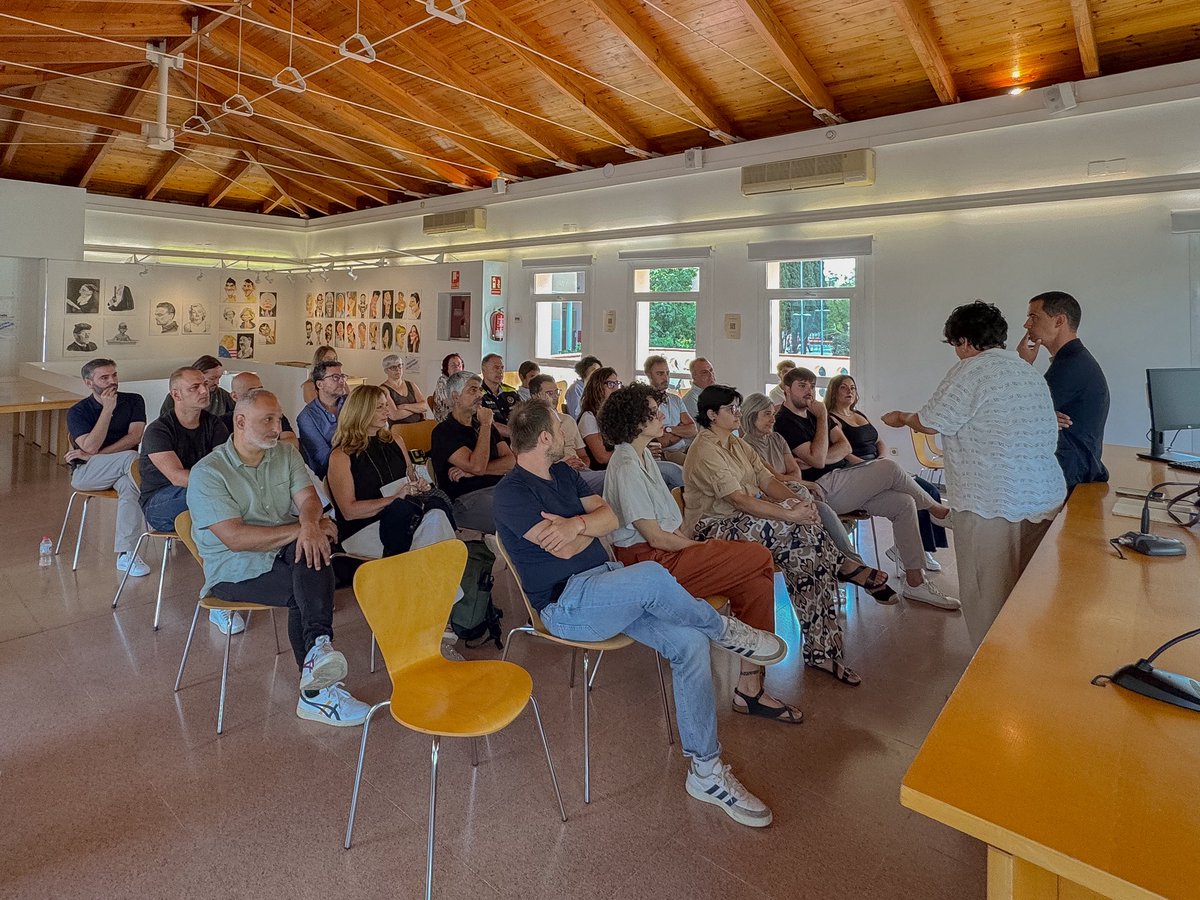 Primer dia de setembre i ja estem escalfant motors per a la Festa Major!

Avui hem fet reunió amb l’equip polític, directiu i assessor per tenir-ho tot a punt: tant els dispositius de la festa com l’inici del nou curs.

#SantaColoma #FestaMajor #Equip