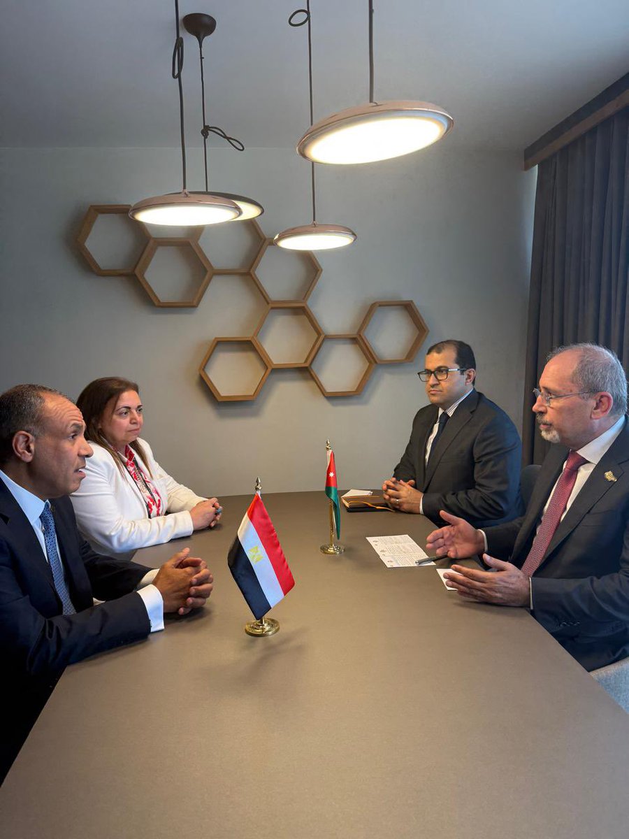 في إطار عملية التنسيق والتشاور المستمر إزاء تطورات الأوضاع في المنطقة، عقد نائب رئيس الوزراء ووزير الخارجية وشؤون المغتربين أيمن الصفدي <a href="/AymanHsafadi/">Ayman Safadi</a> ووزير الخارجية والهجرة وشؤون المصريين بالخارج د. بدر عبدالعاطي اجتماعًا تشاوريًا تنسيقيا على هامش منتدى بليد الاستراتيجي العشرين