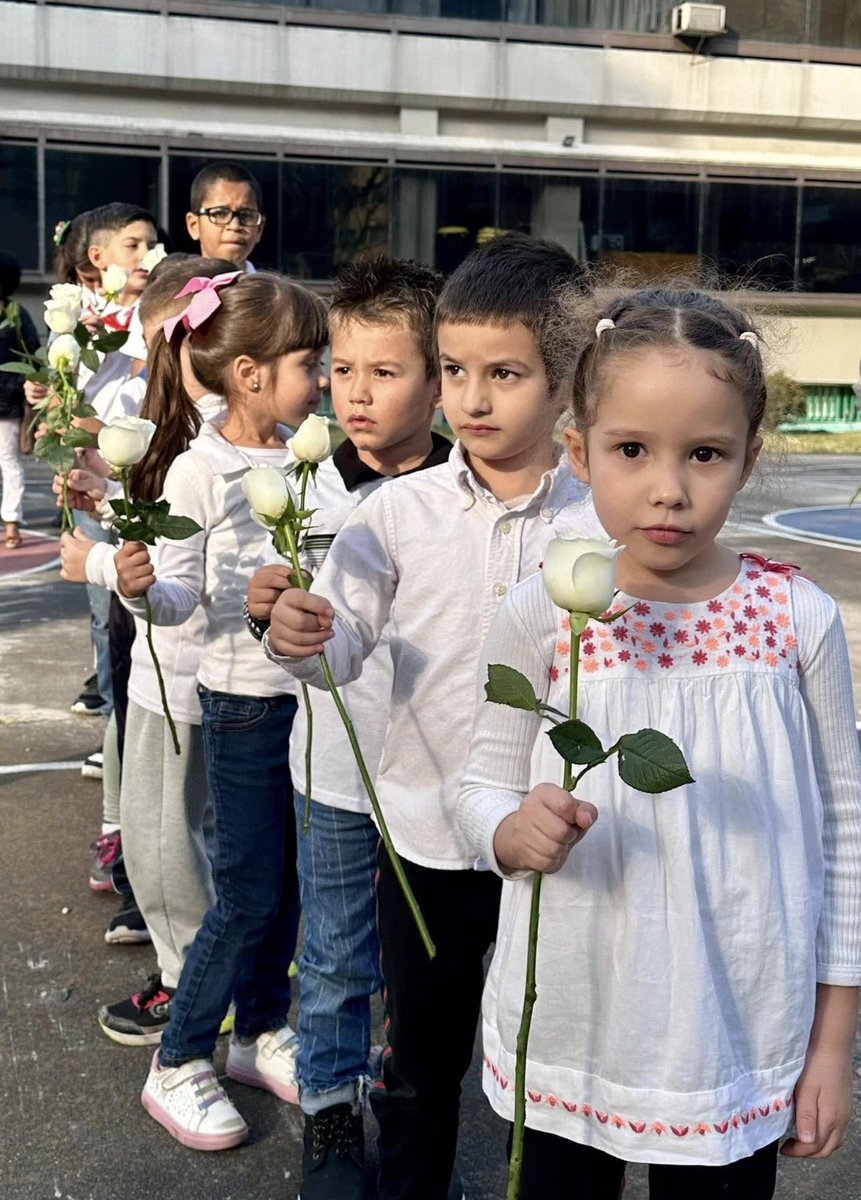 📚🌟 Con mucha ilusión, niñas y niños en #Cuba y #México vuelven hoy a las aulas. 

Desde <a href="/EmbaCuMex/">Embajada de Cuba en México</a> enviamos un saludo especial a los pequeños de nuestra Misión diplomática que también comienzan un nuevo ciclo. 

¡Feliz #RegresoAClases! 🤝🇨🇺🇲🇽✨