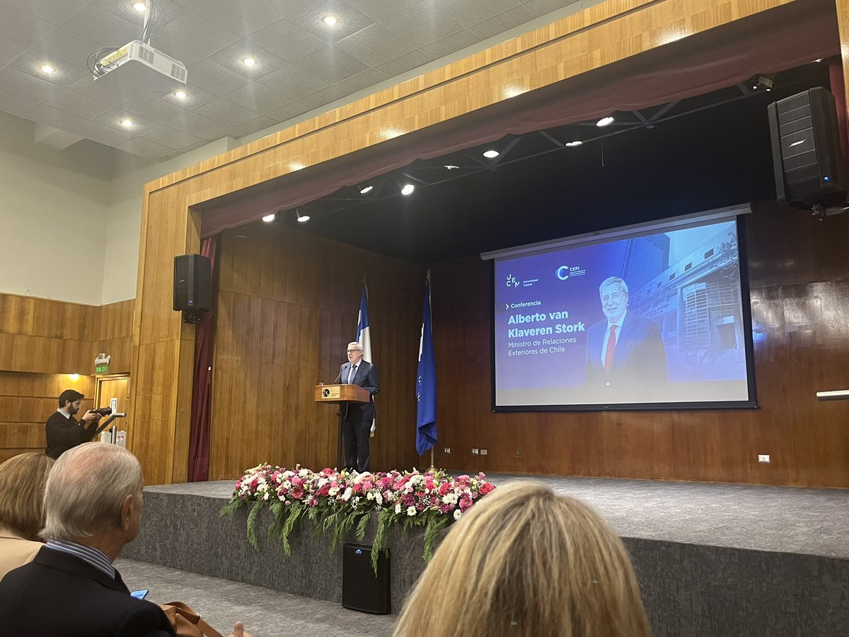 Escuchando al Ministro de Relaciones Exteriores Alberto Van Klaveren en conferencia organizada por CEPI Chile de la <a href="/Facdeh_UCentral/">Facultad de Derecho y Humanidades U. Central</a>. <a href="/Minrel_Chile/">Cancillería Chile 🇨🇱</a>