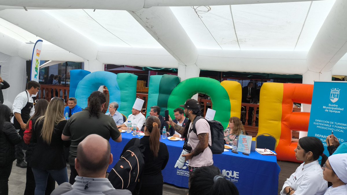 Ya estamos en la plaza Prat en el concurso de la mejor empanada de Iquique