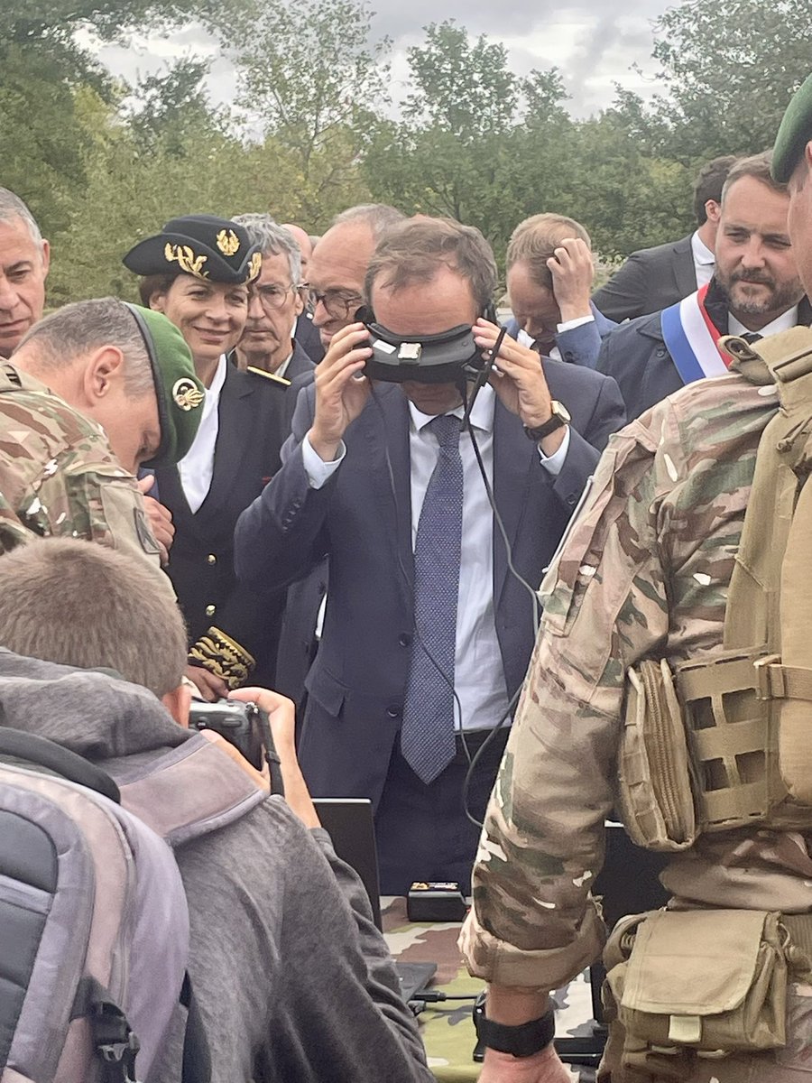 Prefet26's tweet image. #VisiteOfficielle | Visite du ministre des Armées @SebLecornu au camp d’entraînement du 1er Régiment de #Spahis à Valence.

Au cœur de la transformation de l&apos;@armeedeterre 

Au programme : démonstration dynamique des capacités de la 6e Brigade Légère Blindée qui illustre…