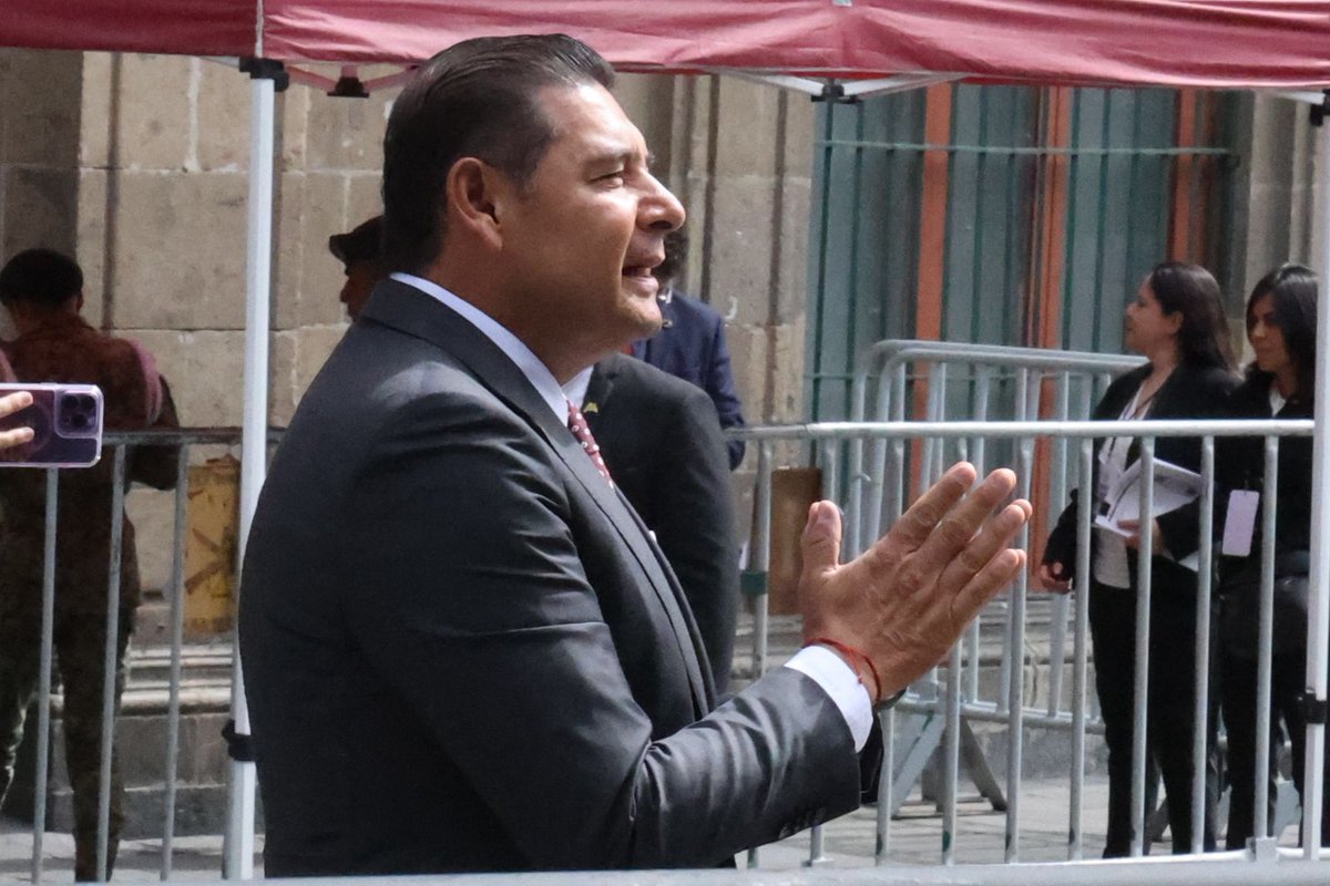 Gobierno de Puebla (@gob_puebla) on Twitter photo 📢 “A Puebla le ha ido muy bien con la presidenta Claudia Sheinbaum”: Alejandro Armenta
A su llegada a Palacio Nacional para escuchar el Primer Informe de Gobierno de la Presidenta <a href="/Claudiashein/">Claudia Sheinbaum Pardo</a>, el gobernador <a href="/armentapuebla_/">Alejandro Armenta</a> ratificó que Puebla mantendrá la coordinación 📢 “A Puebla le ha ido muy bien con la presidenta Claudia Sheinbaum”: Alejandro Armenta
A su llegada a Palacio Nacional para escuchar el Primer Informe de Gobierno de la Presidenta <a href="/Claudiashein/">Claudia Sheinbaum Pardo</a>, el gobernador <a href="/armentapuebla_/">Alejandro Armenta</a> ratificó que Puebla mantendrá la coordinación