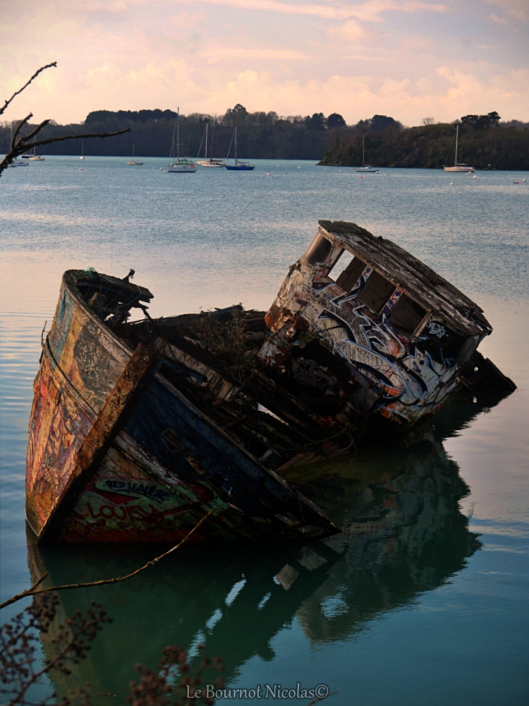 Bonsoir
Un dernier repos, bercé par les marées de la Rance.
Un hommage silencieux à la navigation d'antan, sur les eaux paisibles de Quelmer.
Bonne soirée