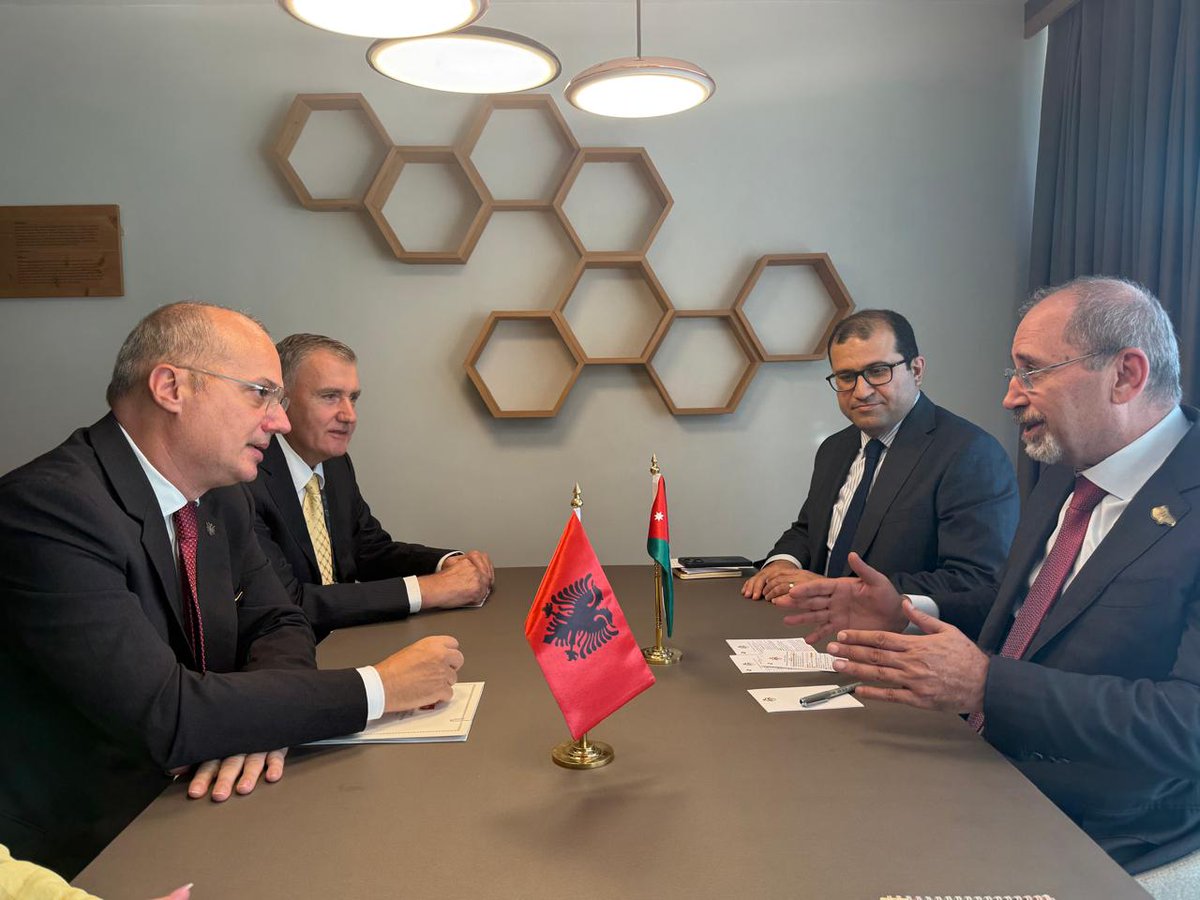 اجتماع بين نائب رئيس الوزراء ووزير الخارجية وشؤون المغتربين أيمن الصفدي <a href="/AymanHsafadi/">Ayman Safadi</a>، ووزير أوروبا والشؤون الخارجية الألباني إيجلي حساني <a href="/IgliHasani/">Igli Hasani</a>، على هامش أعمال منتدى بليد الاستراتيجي العشرين في سلوفينيا. 

#الأردن 
#ألبانيا 
#BSF2025 

🇦🇱🇯🇴