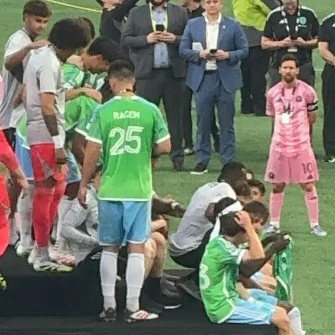 46 titulos, mundial, copa america, champions, 8 balones de oro. Es el mas grande de todos y con estos gestos mas se agranda. Que viva Messi siempre