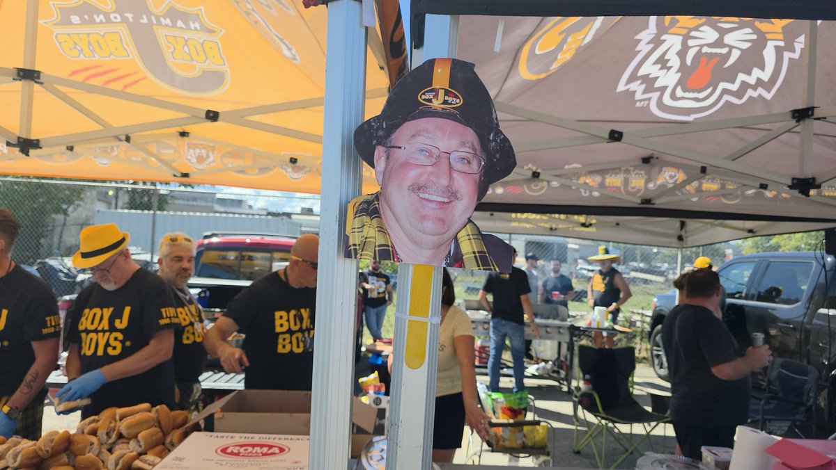 BoxJBoys's tweet photo. The #BoxJBoys is all about family and remembering those we've lost. Love you Tivy. Always in our hearts. Let's go Ticats. #OskeeWeeWeeMF #CFL Labour Day Classic. #ARGOSSUCK https://t.co/qHgBJ5PR7C