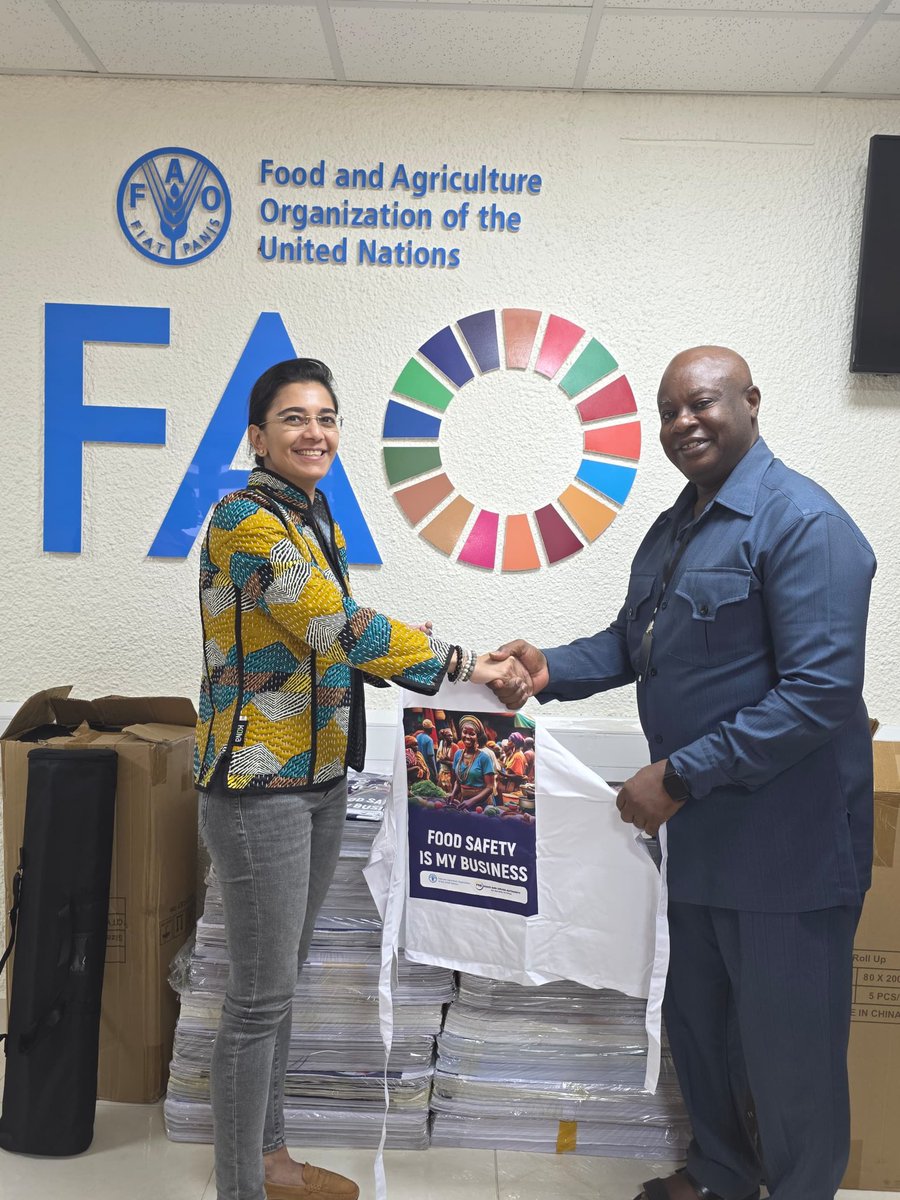 FAOGhana's tweet photo. 🇬🇭 Earlier today, @FAOGhana handed over new food safety materials to @fdaghana promoting safe food practices, healthier diets &amp; a more competitive food processing sector. 🌍🍽️ #FoodSafety #HealthyDiets. https://t.co/akeUCEf1ZA