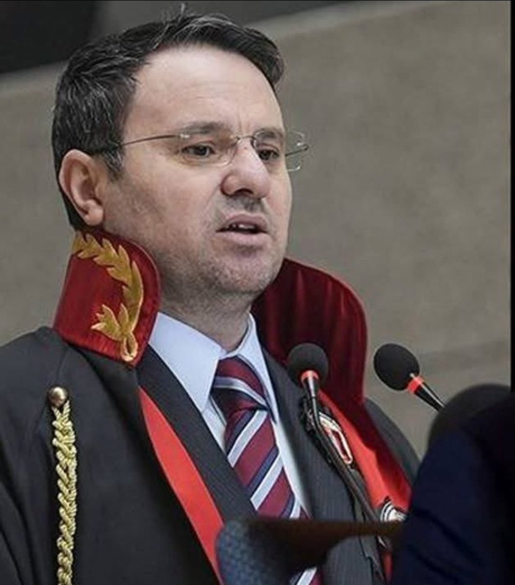 CHP'nin nasıl hırsız, yolsuz, soyguncu ve rezil bir parti olduğunu tüm Türkiye'ye gösteren adam gibi adam
Akın Gürlek'e saygı tvitidir.