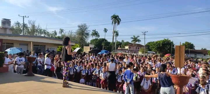 🇨🇺Un nuevo día ha llegado y en nosotros está el deber y la responsabilidad de que, tanto esfuerzo no sea en vano, de que tantos recursos sean para el que fueron destinados y para que la magia que imprime nuestro personal educativo, valga la pena, que se sea enseñanza.<a href="/CubaMined/">MINED</a>