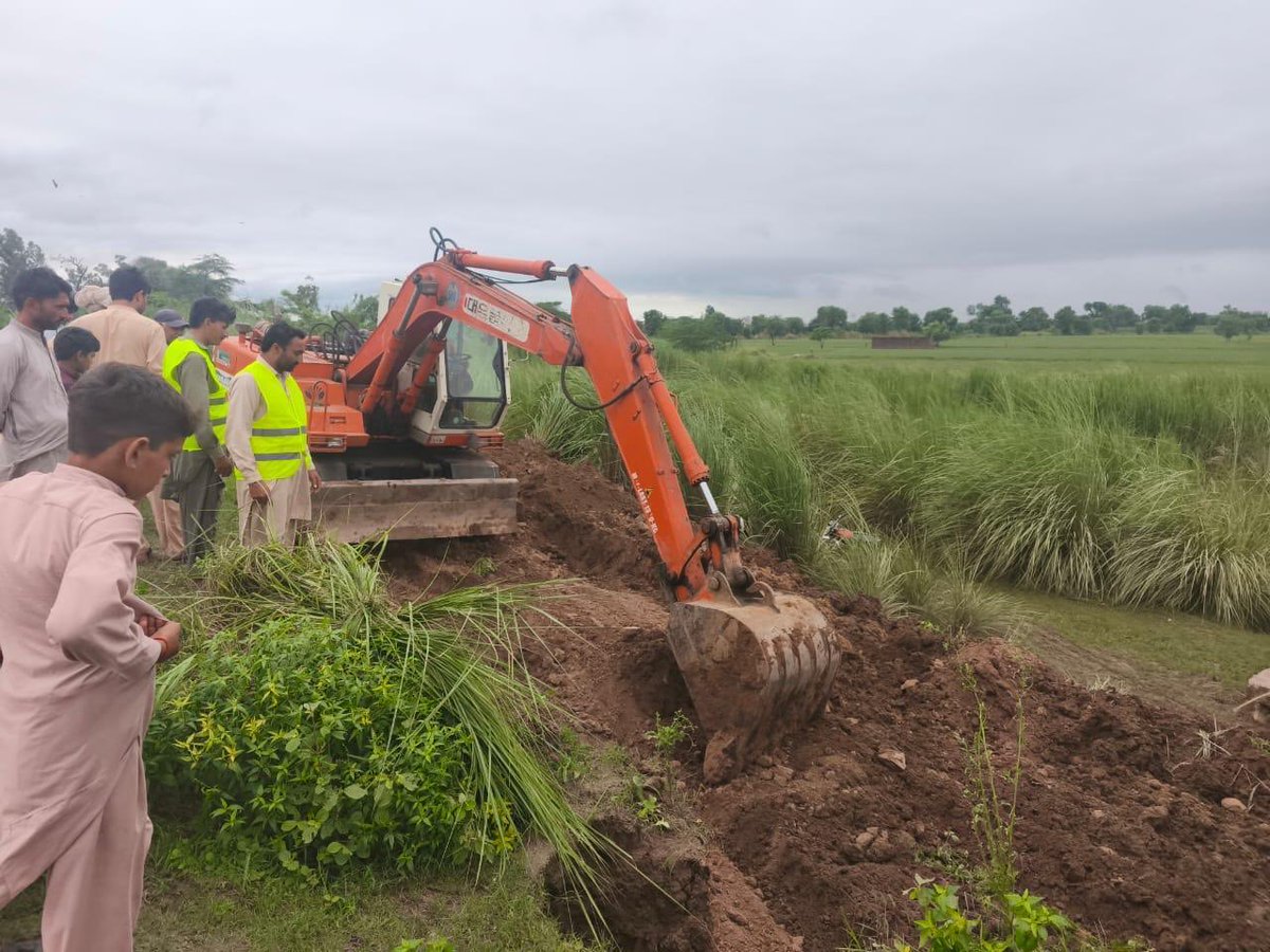 MaryamNSharif's tweet photo. Temporary restoration of roads in areas where water has receded is underway. https://t.co/lbB6we8dUs