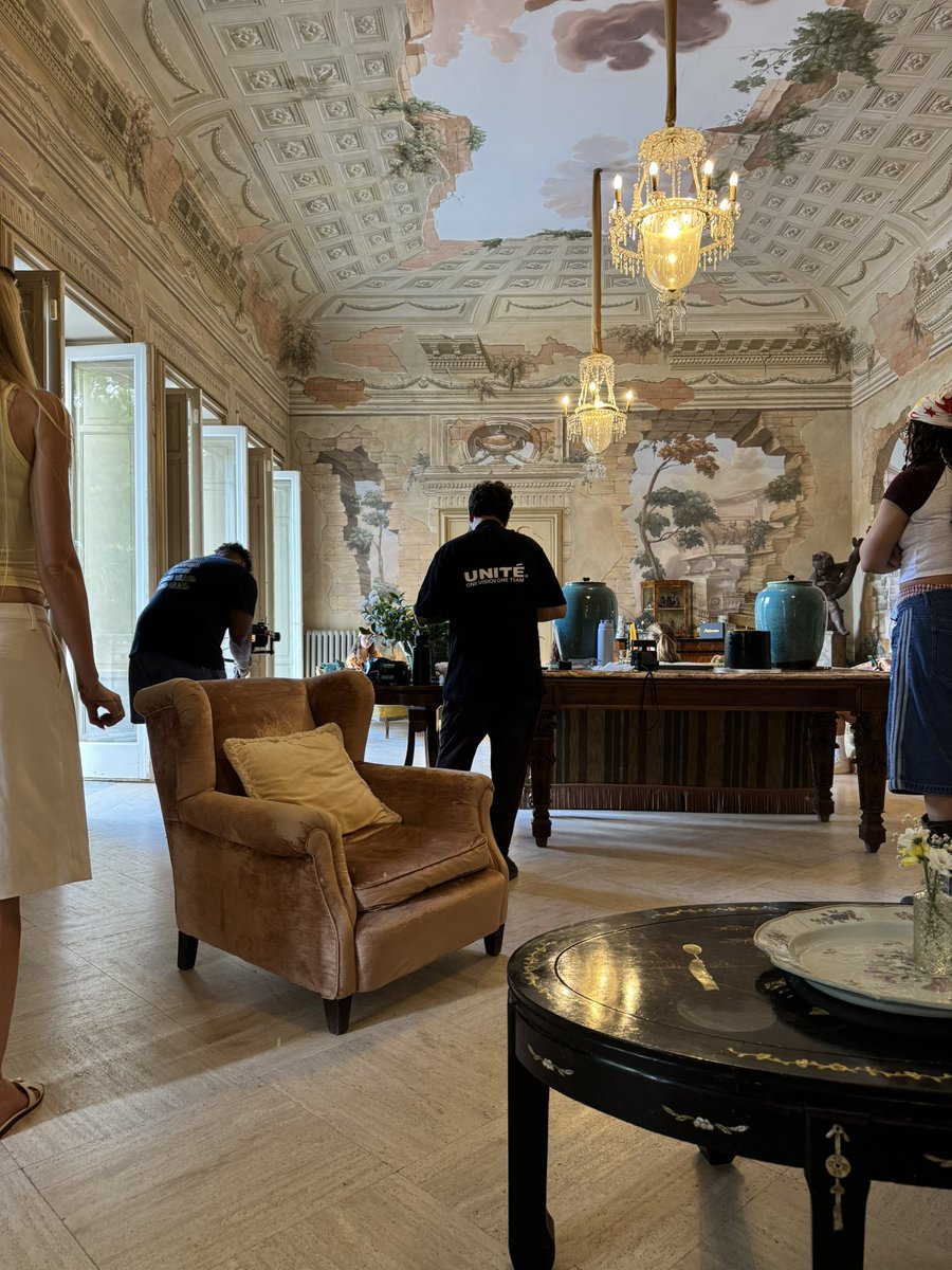 baby this Palermo in my hair this isn’t Pantene 🇮🇹 

my own haircare line is otw. been workin on it for YEARS 😭😭 

finally droppin soon 👀