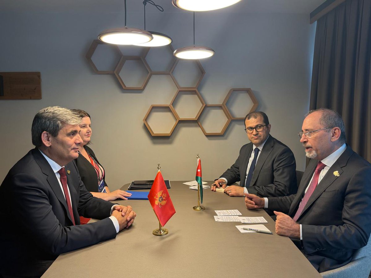 محادثات بين نائب رئيس الوزراء ووزير الخارجية وشؤون المغتربين أيمن الصفدي <a href="/AymanHsafadi/">Ayman Safadi</a>، ونائب رئيس الوزراء للعلاقات الدولية ووزير الخارجية في جمهورية مونتينيغرو (الجبل الأسود) إرفين إبراهيموفيتش <a href="/ErvinIbrahimov1/">Ervin Ibrahimovic</a>، وذلك على هامش أعمال منتدى بليد الاستراتيجي العشرين في سلوفينيا.