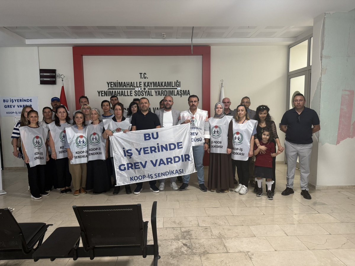 ⚠️ “Sosyal devletin temeli biziz!
Yoksulun, muhtacın kapısını çalan biziz!
Ama emeğimiz değersizleştiriliyor.
Biz bu adaletsizliği kabul etmiyoruz!”

🚩 #SYDVdeGREVEdevam
<a href="/_cevdetyilmaz/">Cevdet Yılmaz</a> <a href="/tcailesosyal/">T.C. Aile ve Sosyal Hizmetler Bakanlığı</a> <a href="/MahinurOzdemir/">Mahinur Özdemir Göktaş</a> <a href="/SayimMadak/">Dr. Sevim Sayım Madak 🇹🇷</a> <a href="/ztarikdaroglu/">Zafer TARIKDAROĞLU</a> <a href="/LemanYenigunAk/">Leman Yenigun</a> <a href="/csgbakanligi/">T.C. Çalışma ve Sosyal Güvenlik Bakanlığı</a>
